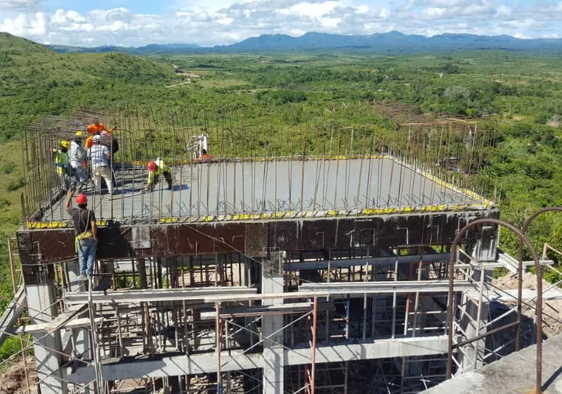 Obra de infraestructura de concreto en ejecución