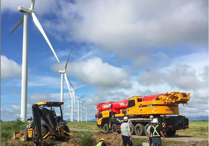 Maquinaria y trabajo en campo junto a aerogeneradores