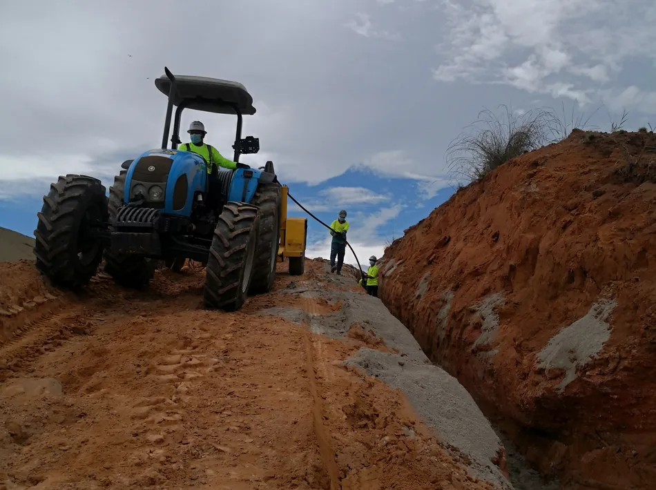 Tractor trabajando en acceso de obra