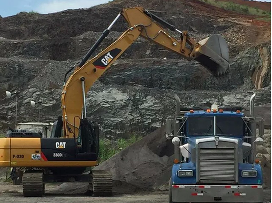 Excavadora y camión en área de cantera