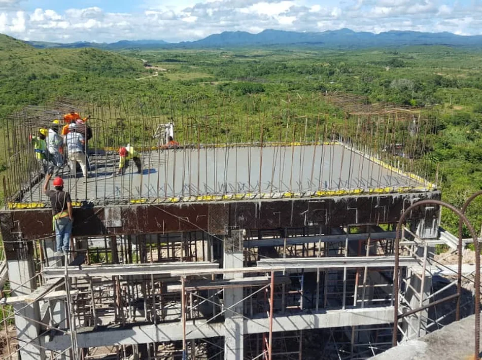 Personal trabajando en estructura de concreto