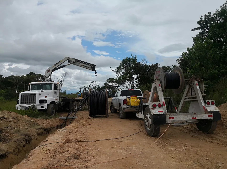 Maquinaria y vehículos durante trabajos de campo