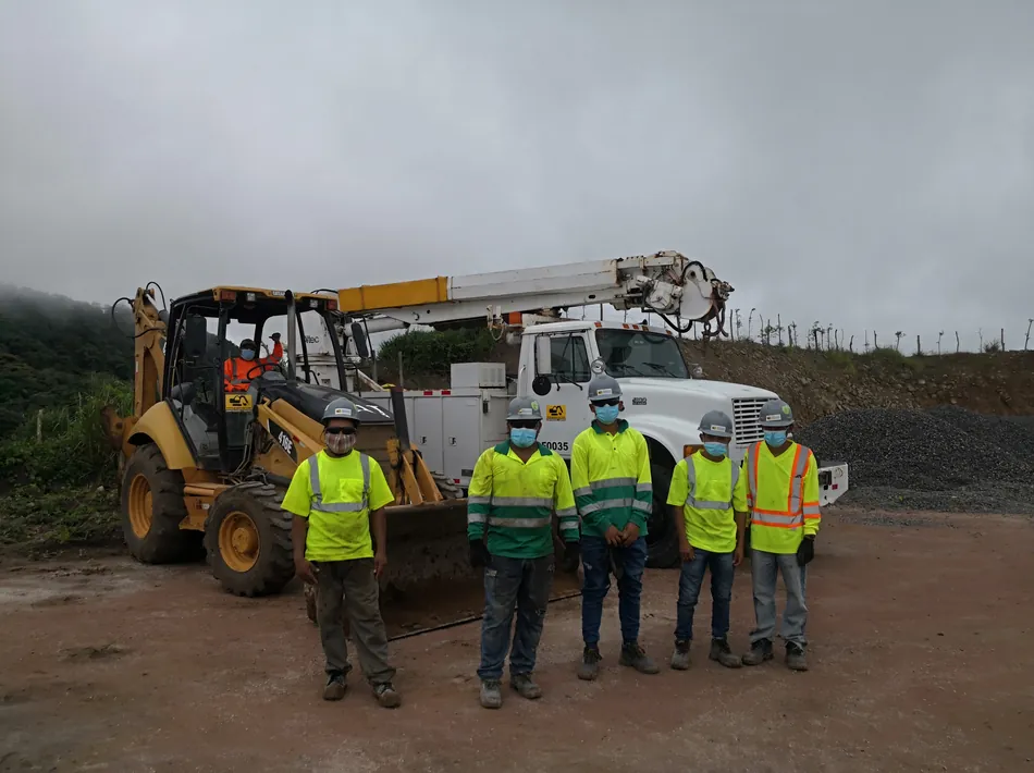 Equipo de trabajadores con maquinaria