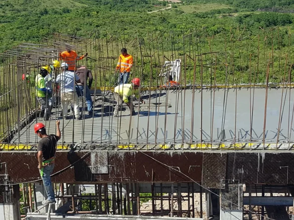 Trabajadores en construcción de estructura de concreto