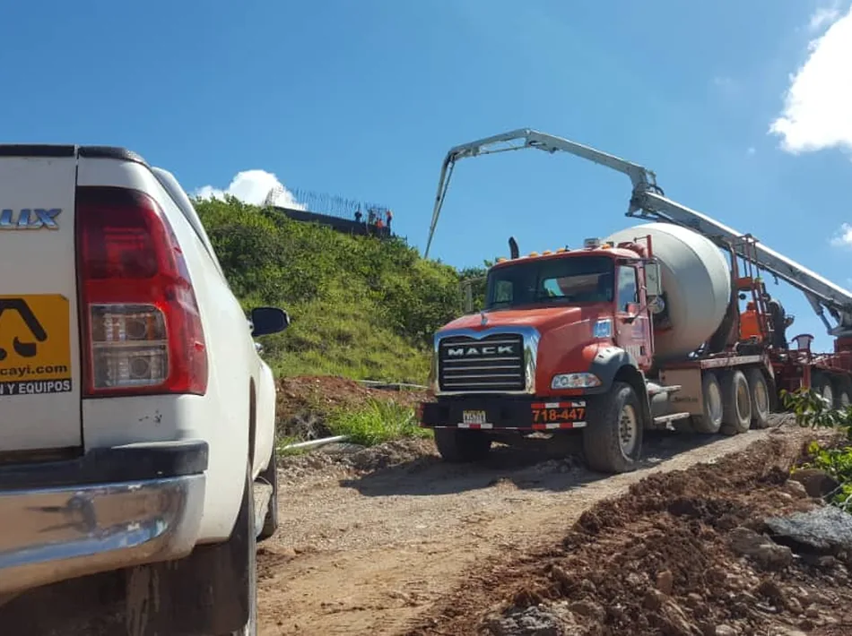 Vehículos y hormigonera en obra civil